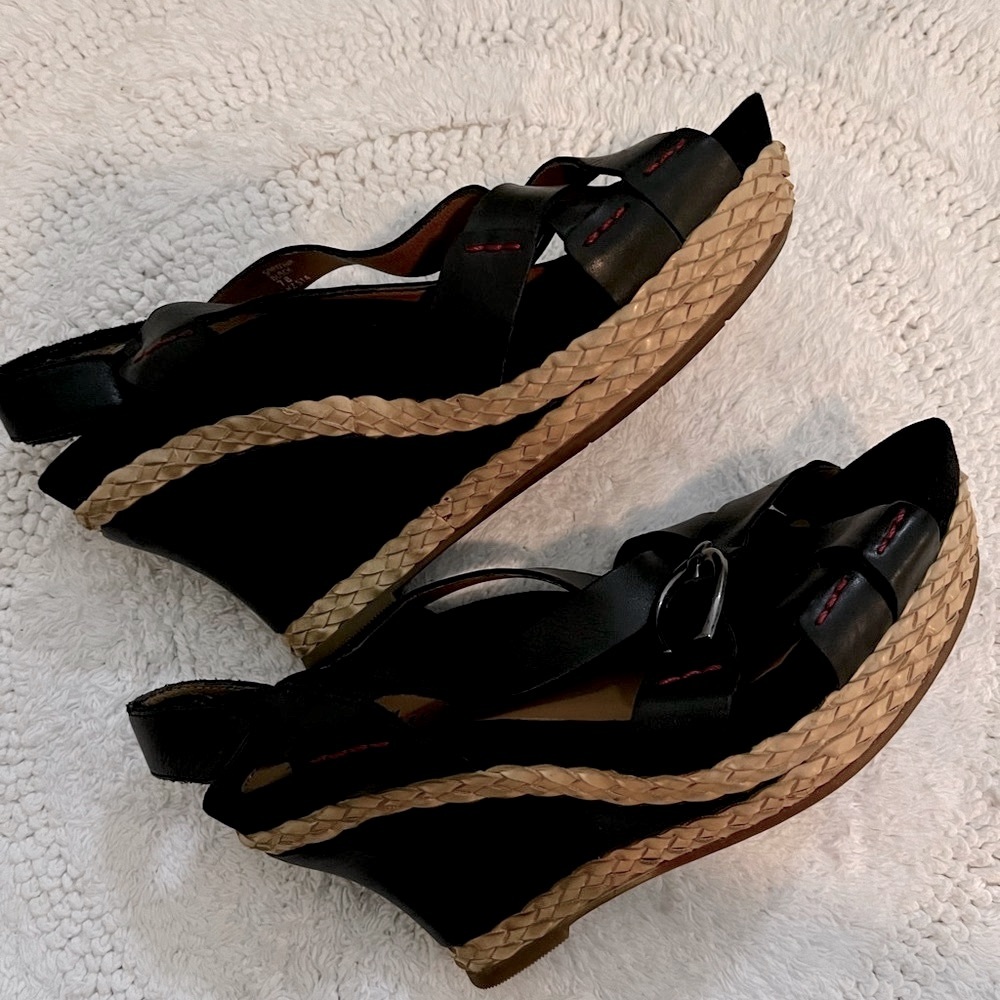 EUC Size 7 Trendy black sandals. Genuine leather. Cute braid trim.